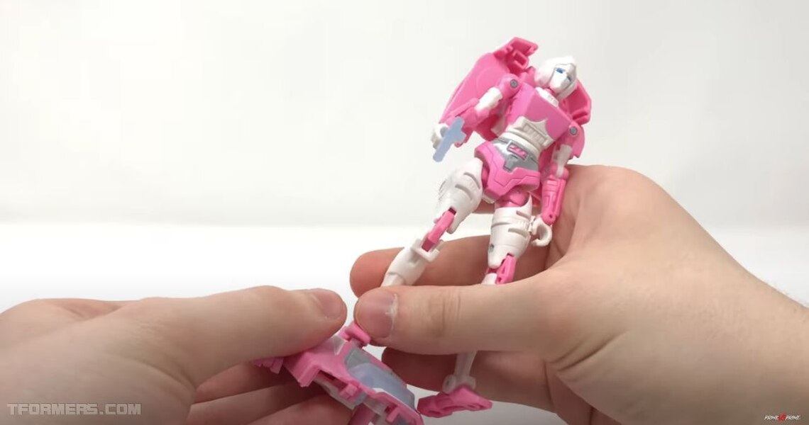 Earthrise Arcee Deluxe Class Review By PrimeVsPrime  (28 of 34)